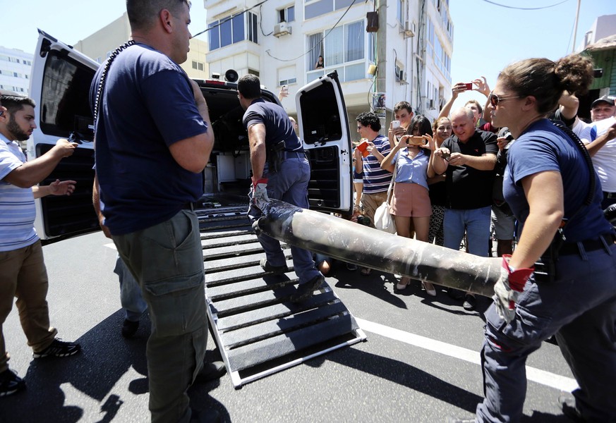 Einsatzkräfte transportieren ein Teil einer Rakete ab