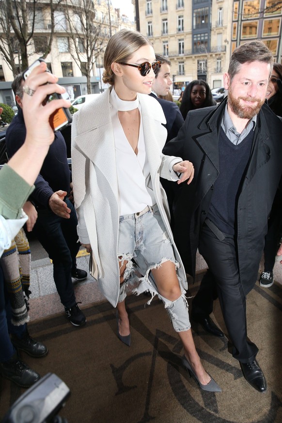 Gigi Hadid et Kendall Jenner rentrent à l hôtel George V après le défilé Chanel à Paris, le 26 janvier 2016. Gigi Hadid and Kendall Jenner arriving at their hotel after the Chanel fashion show in Pari ...