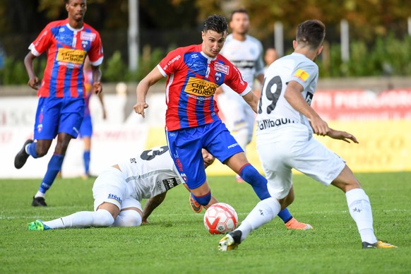 Wil&#039;s player Kenzo Schaellibaum, right, fights for the ball with Chiasso&#039;s player Andrea Padula, left, during the Challenge League soccer match between FC Chiasso and FC Wil 1900 at the Riva ...