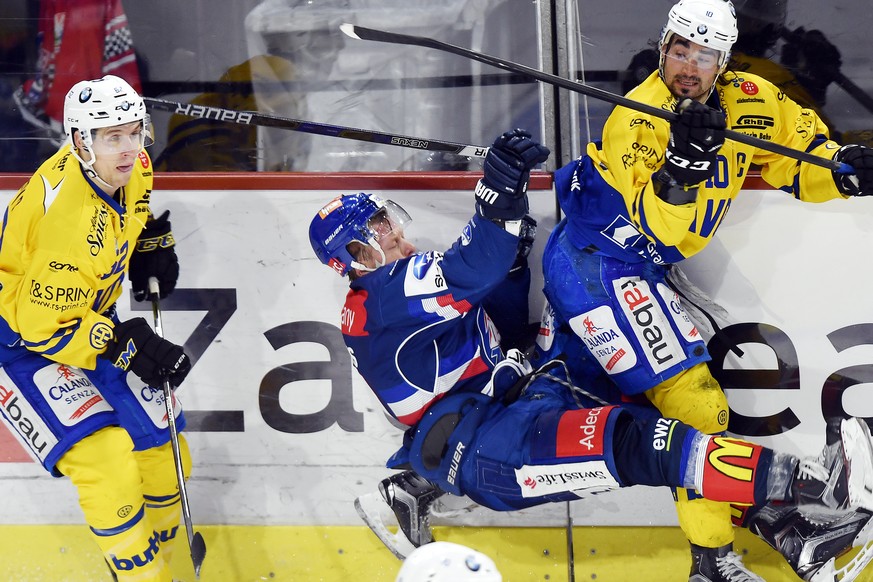 Der Zuercher Ronalds Kenins, links, gegen den Davoser Andres Ambuehl, rechts, beim Eishockeyspiel der National League ZSC Lions gegen den HC Davos im Hallenstadion in Zuerich am Sonntag, 19. November  ...