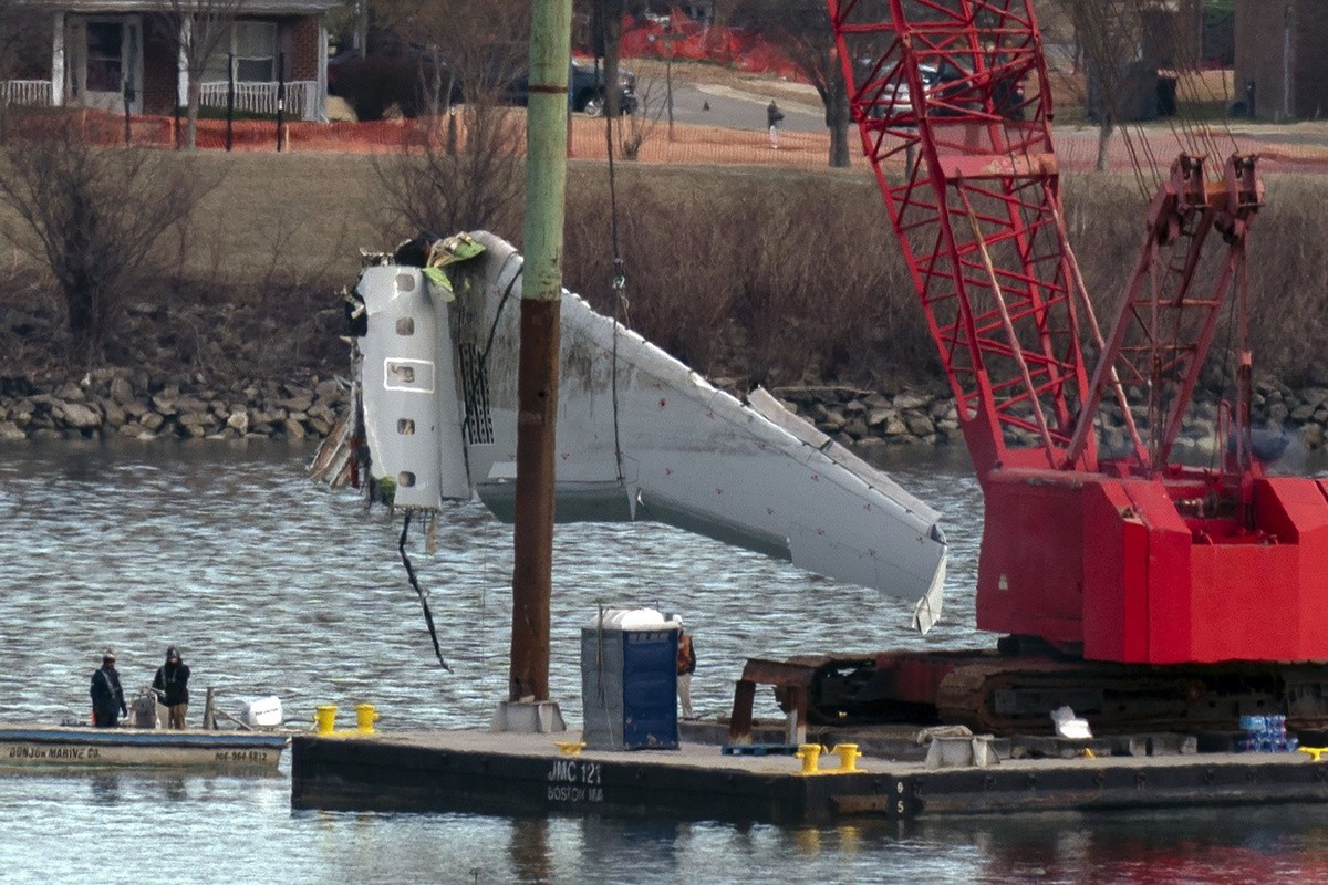Collision à Washington: des éléments de l'avion sortis de l'eau