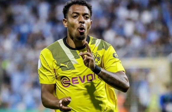 epaselect epa10097735 Dortmund&#039;s Donyell Malen celebrates after scoring the opening goal during the German DFB Cup first round soccer match between TSV 1860 Muenchen and Borussia Dortmund in Muni ...