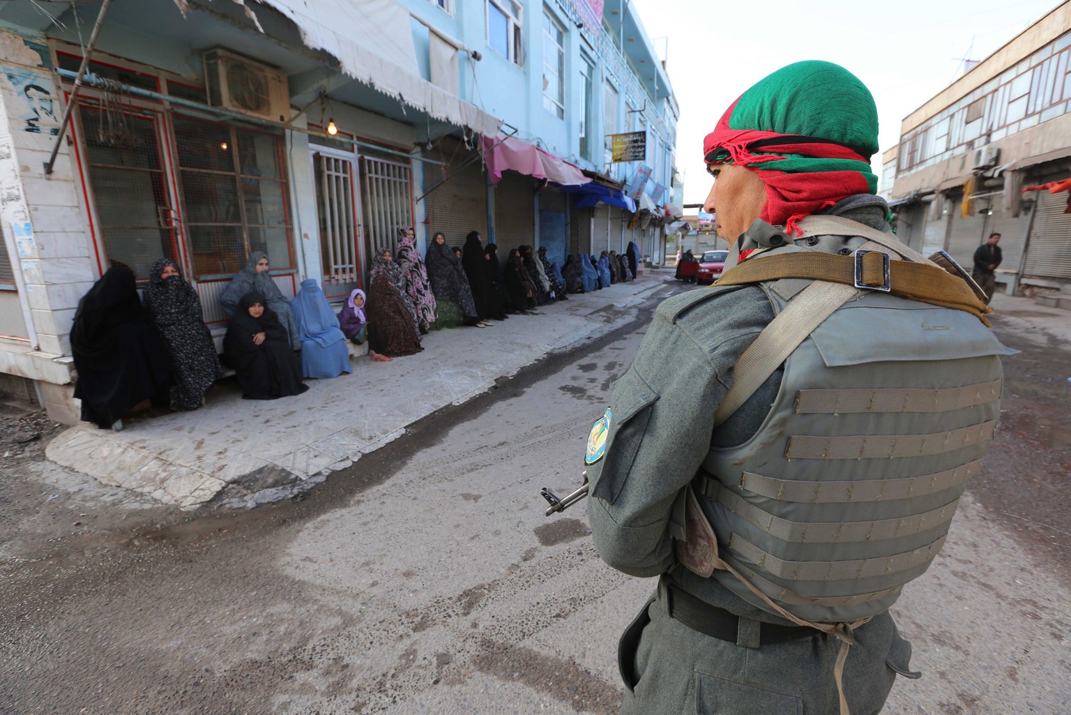 Wartende Stimmbürgerinnen vor einem Abstimungslokal in Herat.