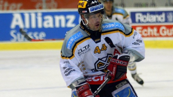 Luganos Andy Naeser im Einsatz am Freitag, 26. November 2004 in Bern, beim Eishockeyspiel der Nationalliga A, SC Bern gegen den HC Lugano. (KEYSTONE/Yoshiko Kusano)