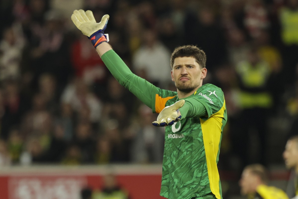 epa12869507 Goalkeeper Gregor Kobel of Dortmund reacts during the German Bundesliga soccer match between VfB Stuttgart and Borussia Dortmund in Stuttgart, Germany, 04 April 2026. EPA/CHRISTOPHER NEUND ...