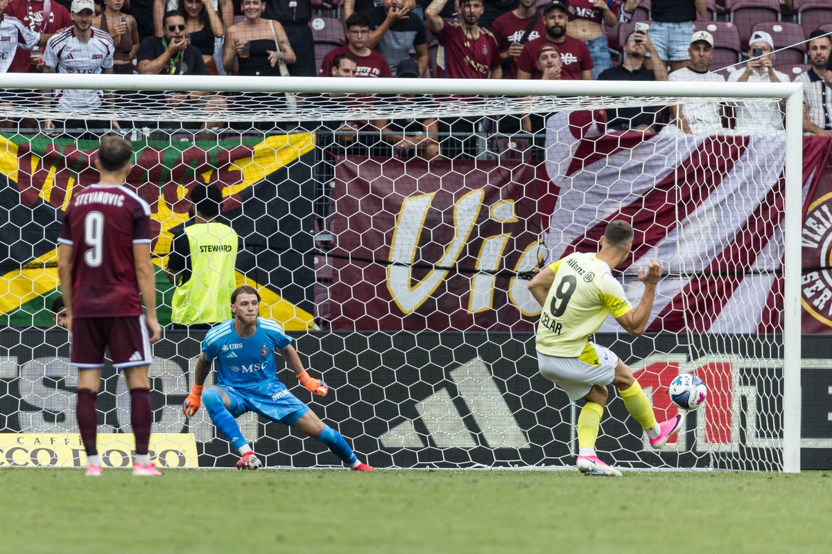 l'attaquant balois Zan Celar, droite, marque un penalty, lors du match de reprise de Super League du championnat suisse de football entre le Servette FC et le FC Bale 1893 , ce samedi 25 juillet  ...