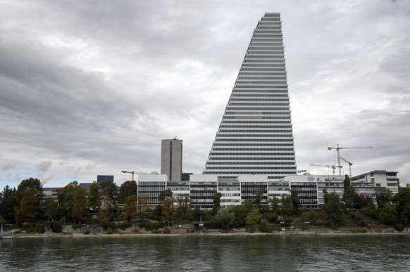 Der Bau 1 des Pharmakonzerns Roche, aufgenommen am Freitag, 18. September 2015, in Basel. In Basel ist am Freitag das hoechste Gebaeude der Schweiz eingeweiht worden. Der 178 Meter hohe Bau 1 des Phar ...