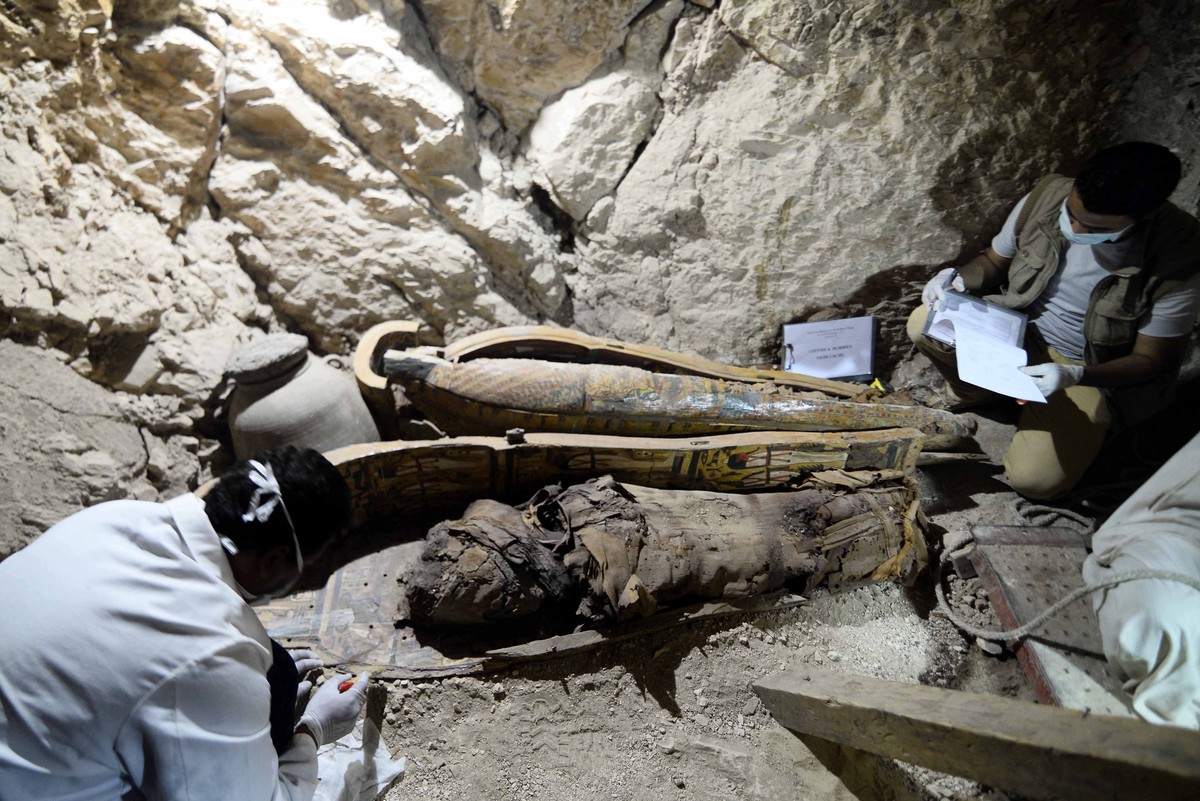 epa05913224 Egyptian archaeologists document the content of a recently discovered tomb at the Draa Abul Nagaa necropolis in Luxor's West Bank, 650km south of Cairo, Egypt, 18 April 2017. Accordin ...