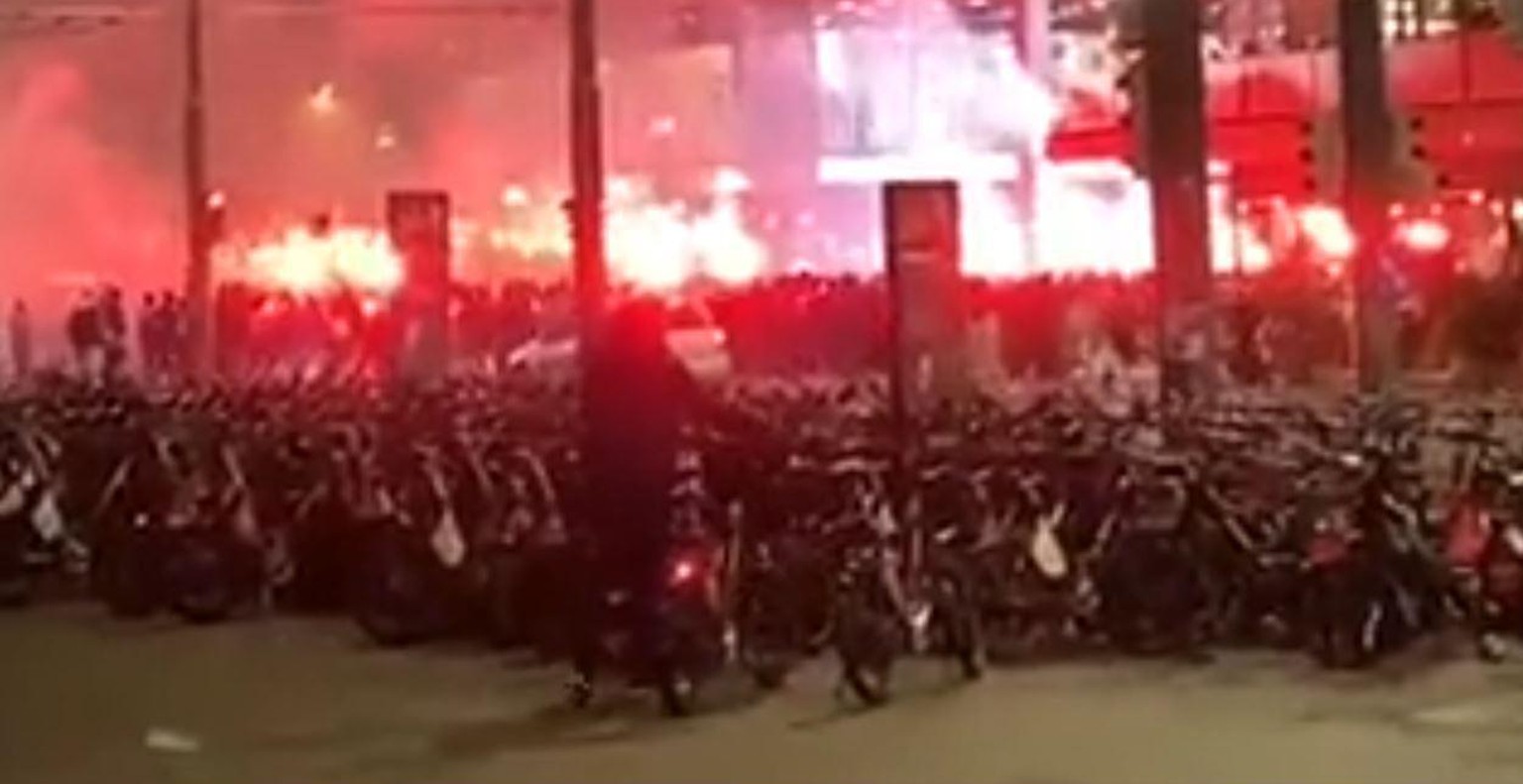 Fans des FC Basel nehmen den Bahnhof Bern in Beschlag.