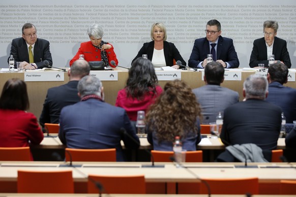 Paul Widmer, Lehrbeauftragter fuer internationale Beziehungen an der Universitaet St. Gallen, Christa Tobler, Professorin fuer Europarecht, Universitaet Basel, Elisabeth Schneider-Schneiter, Praesiden ...