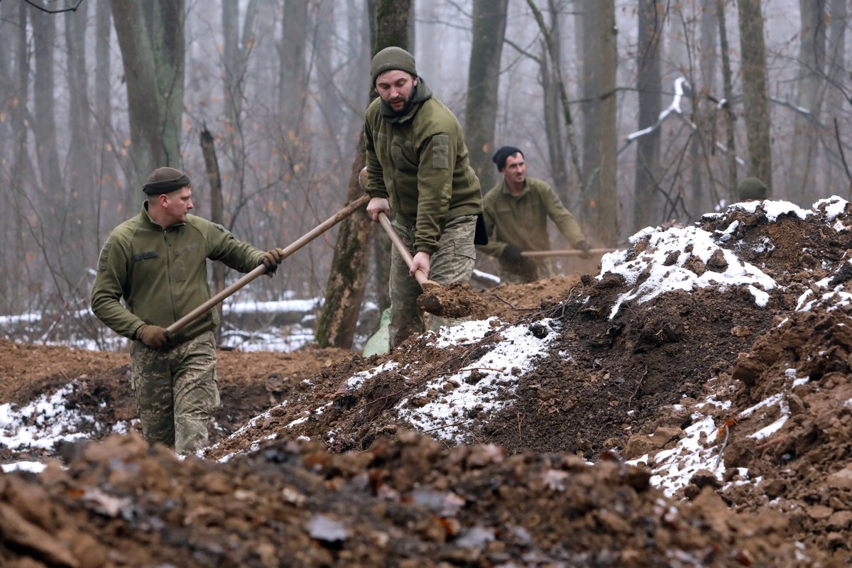 Des soldats de la 211e brigade d'ingénierie ukrainienne.
