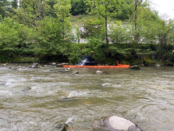 Ein Auto ist am 25. Mai 2023 in Neuheim ZG in einer Kurve von der Strasse abgekommen und in die Sihl gefahren. Der Autofahrer und die Beifahrerin wurden leicht verletzt.