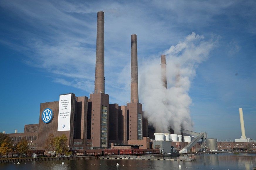 epa05010282 A banner reading &#039;We need transparency, openness, energy, and courage. Above all we need: you&#039; hangs on the power plant of the VW factory next to the VW logo in Wolfsburg, German ...