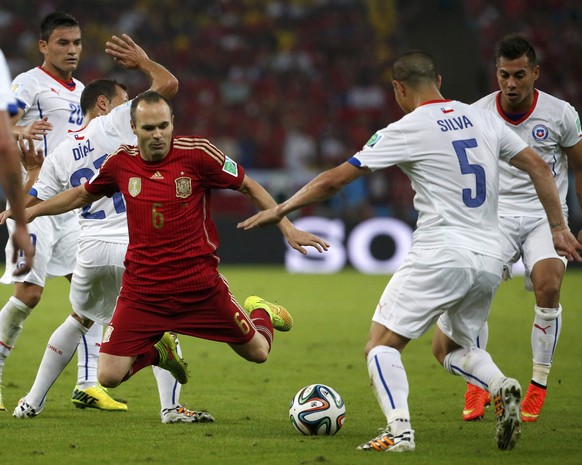 Kein Durchkommen für Weltmeister Andres Iniesta.