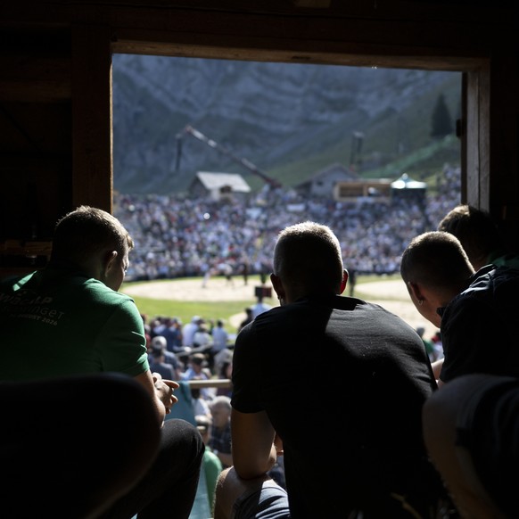 Zuschauer verfolgen den zweiten Gang aus einem Heustock beim traditionellen Schwaegalp Schwinget, am Sonntag, 16. August 2026, auf der Schwaegalp in Hundwil. (KEYSTONE/Gian Ehrenzeller)