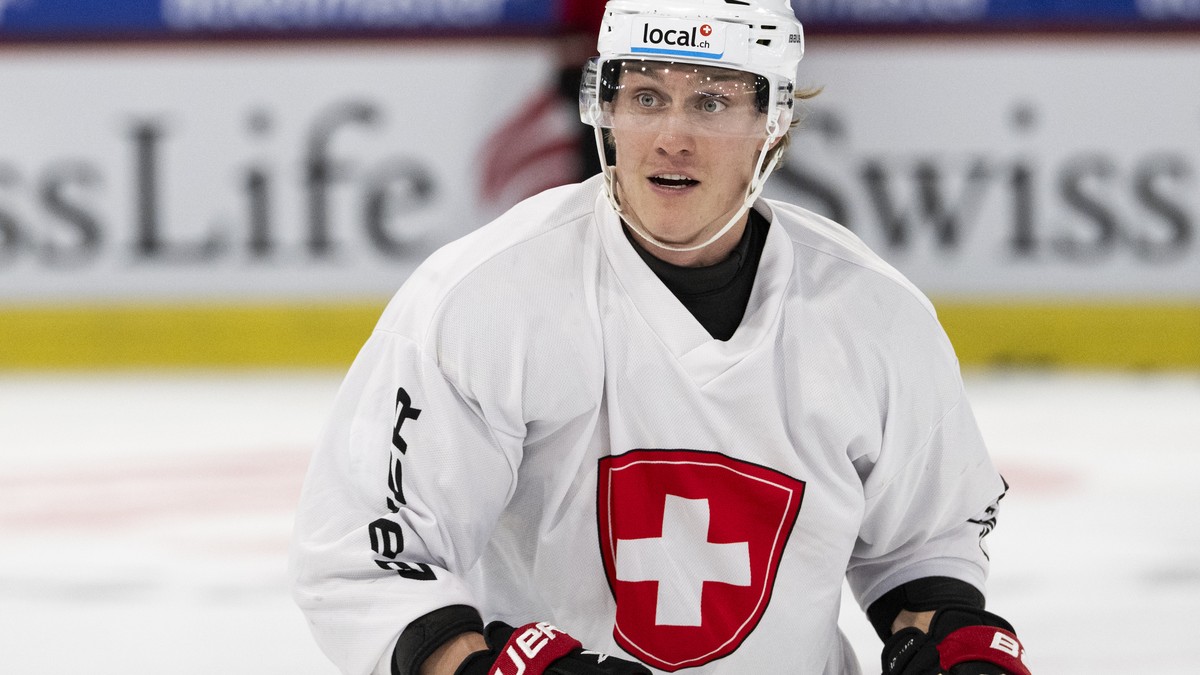 Spieler Dario Wuethrich waehrend eines Trainings der Schweizer Eishockey-Nationalmannschaft, aufgenommen am Mittwoch, 30. April 2025 in der SWISS Arena in Kloten.(KEYSTONE/Ennio Leanza)