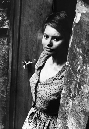 Sophia Loren irgendwo in Italien sexy an einen Türrahmen gelehnt, 1960.