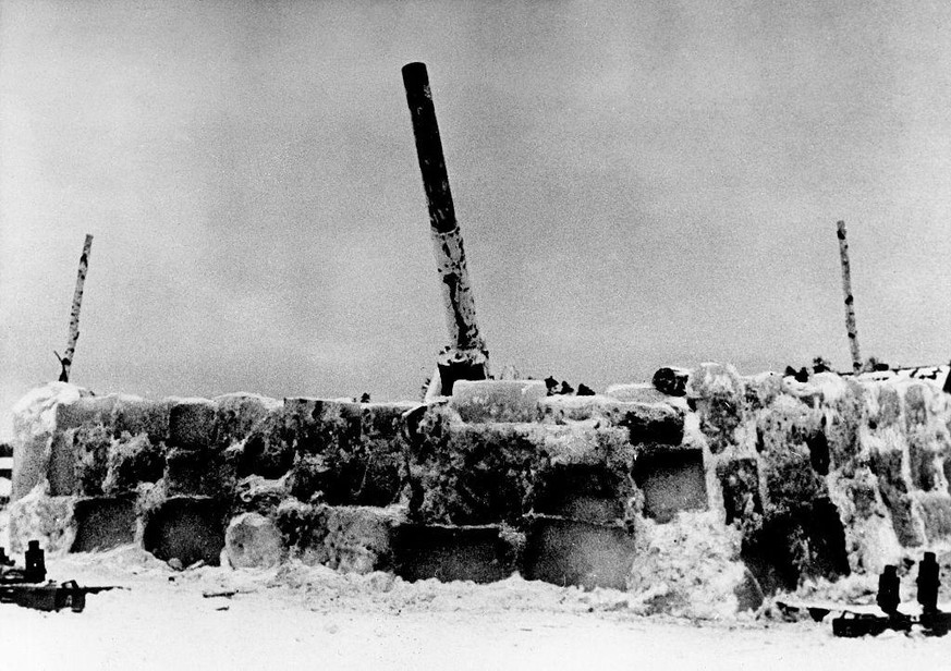 Deutsche schwere Artilleriestellung hinter einer aus Eisblöcken errichteten Barriere zum Schutz vor dem eisigen Wind, Leningrad, Anfang 1942.