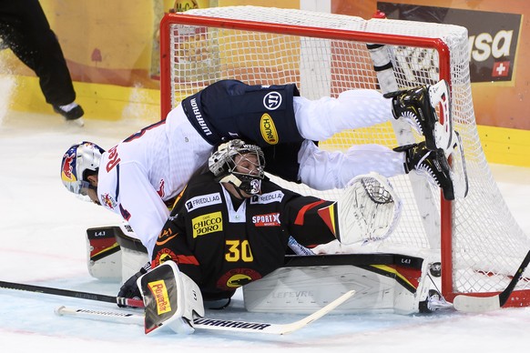 Muenchens Trevor Parkes, oben, schiesst ein Tor (1-0) gegen Berns Torhueter Philip Wuethrich, unten, beim Eishockey-Testpiel zwischen dem SC Bern und Red Bull Muenchen in der Postfinance Arena in Bern ...