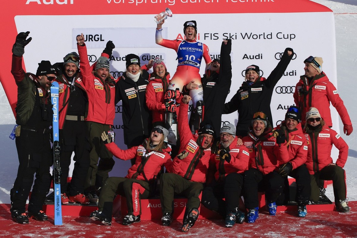 Switzerland's Camille Rast, top center, celebrates with her team after taking third place in an alpine ski, women's World Cup slalom, in Gurgl, Austria, Saturday, Nov. 23, 2024. (AP Photo/Gi ...