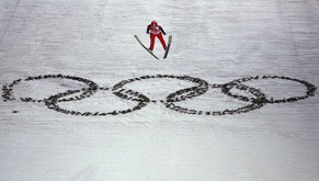 Simon Ammann landete von der Normalschanze bei 100 Metern.