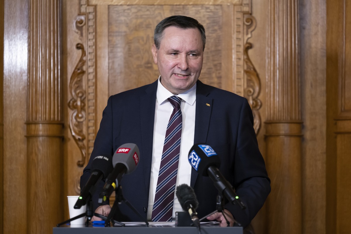 Staenderat Werner Salzmann, SVP-BE, Praesident SiK-SR, spricht am Point de presse der Sicherheitspolitischen Kommission des Staenderates SiK-SR ueber das Kriegsmaterialgesetz, am Donnerstag, 11. Mai 2 ...