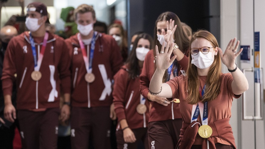 Olympia-Medaillengewinnerin Nina Christen (Gold und Bronze im Schiessen) freut sich am Flughafenempfang in Zuerich, aufgenommen am Montag. 2. August 2021. (KEYSTONE/Ennio Leanza)
