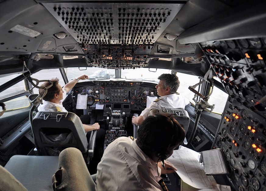 Flugzeug-Cockpit
https://de.wikipedia.org/wiki/Cockpit#/media/File:Boeing_707-3J9C,_Saha_Airlines_AN2137981.jpg