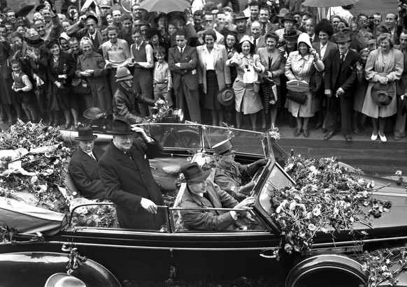 ARCHIVE --- WINSTON CHURCHILL WIRD VOR 70 JAHREN, AM 19. SEPTEMBER 1946, IN ZUERICH VON DER BEVOELKERUNG BEGEISTERT EMPFANGEN. IN DER AULA DER UNIVERSITAET HAELT ER EINE REDE, IN DER ER ZUR EINIGUNG E ...