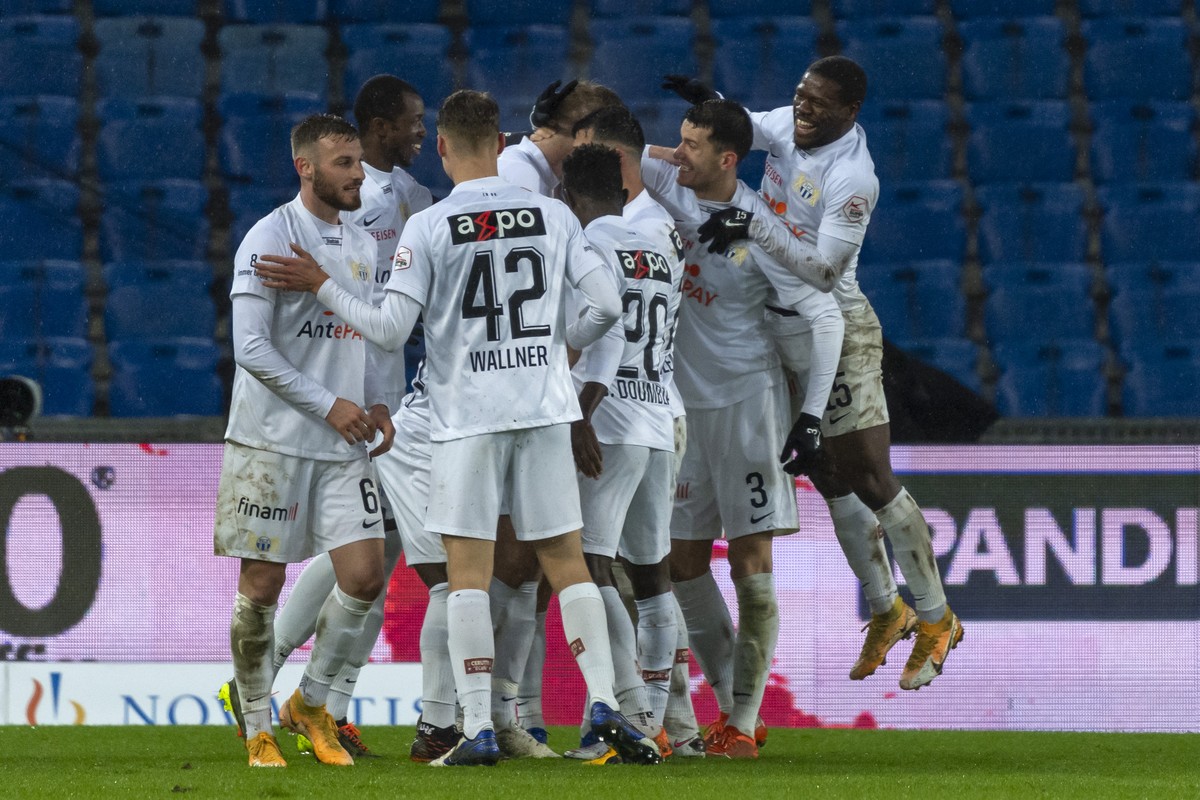 Die Zuercher freuen sich ueber ihr zweites Tor im Fussball Meisterschaftsspiel der Super League zwischen dem FC Basel 1893 und dem FC Zuerich im Stadion St. Jakob-Park in Basel, am Samstag, 23. Januar ...