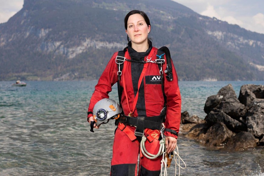 Die Ärztin und Höhlenretterin Sarah Wagner am Thunersee, wo sie oft tauchen geht.