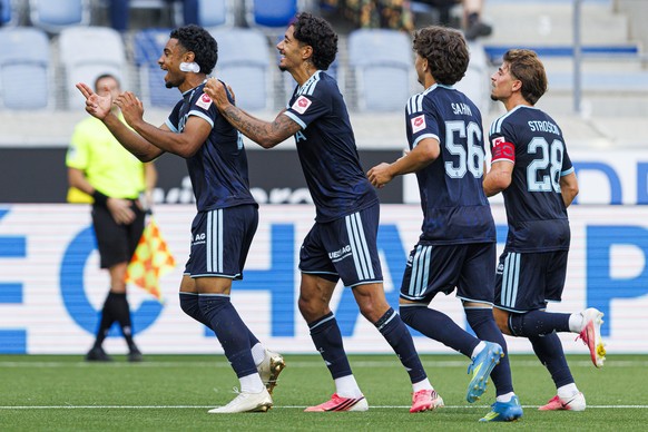 Samuele Bengondo (GC), gauche, celebre son but avec ses coequipiers lors de la rencontre de football de Swiss Super League entre le FC Lausanne-Sport (LS) et le Grasshopper Club Zuerich (GC) ce samedi ...