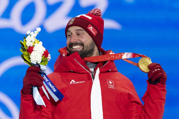 Ryan Regez of Switzerland, gold medal winner in the men's ski freestyle cross competition, poses with his medal during the medal ceremony at the 2022 Winter Olympics in Zhangjiakou, China, on Friday, February 18, 2022. (KEYSTONE/Peter Klaunzer)..