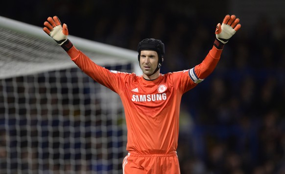 Chelsea&#039;s Petr Cech waves his arms during the English League Cup soccer match against Bolton Wanderers at Stamford Bridge in London September 24, 2014. REUTERS/Philip Brown (BRITAIN - Tags: SPORT ...