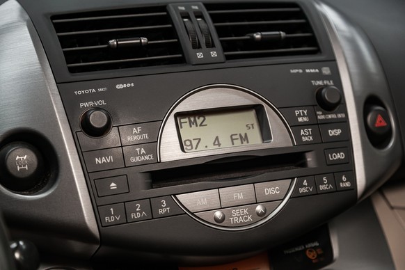 Auch für die älteren UKW-Modelle in Autos gibt es eine Lösung für die Umstellung auf DAB+.