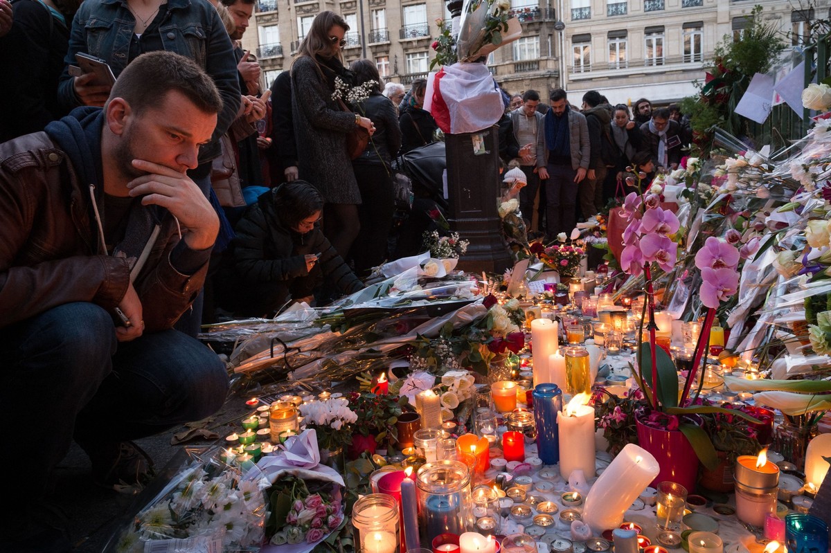 PARIS (75) 15 NOV. 2015, PLACE DE LA REPUBLIQUE: HOMMAGES DES PARISIENS AUX VICTIMES DES ATTENTATS TERRORISTES DU 13 NOVEMBRE 2015 DANS LE QUARTIER REPUBLIQUE (Photo by Rozenn LEBOUCHER / Only France  ...