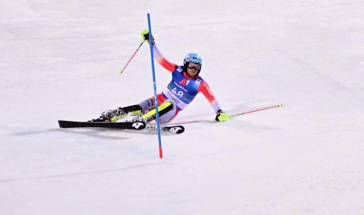 epa11101930 Reto Schmidiger of Switzerland in action during the second run of the Men's Slalom race at the FIS Alpine Skiing World Cup in Schladming, Austria, 24 January 2024. EPA/CHRISTIAN BRUNA