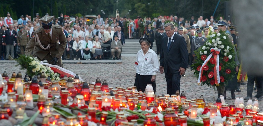 Polens Präsident Bronislaw Komorowski und die ehemalige Kriegsgefangene Wanda Stawska bei der Gedenkfeier in Warschau.