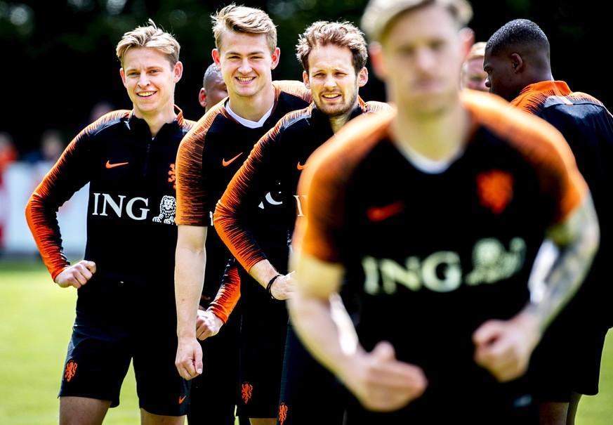 epa07599034 Dutch national soccer team players (L-R) Frenkie de Jong, Matthijs de Ligt, and Daley Blind attend their team's training session in Zeist, Netherlands, 25 May 2019, prior to the upcoming U ...
