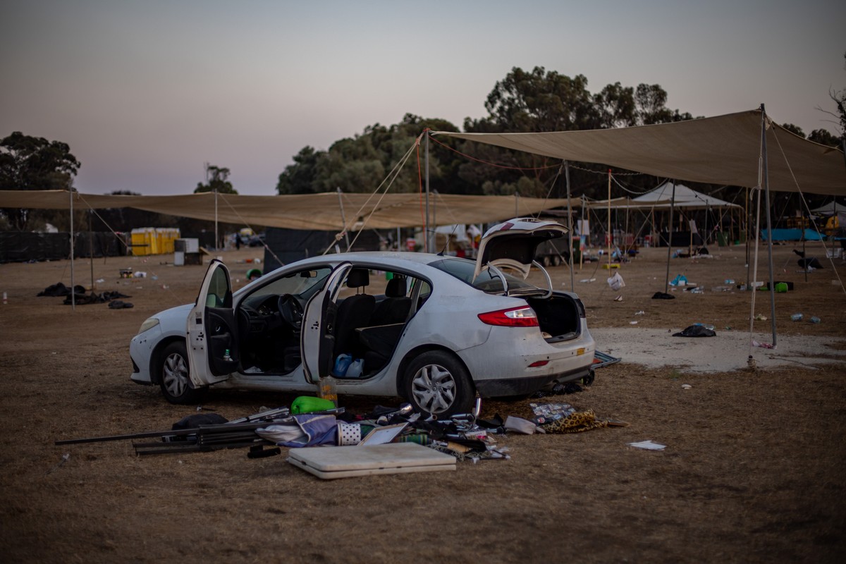 epa10915294 A car left behind by Israelis in the aftermath of an attack that killed more than 260 people during a music festival on 07 October, near Raim, Israel, 12 October 2023. More than 1,200 Isra ...