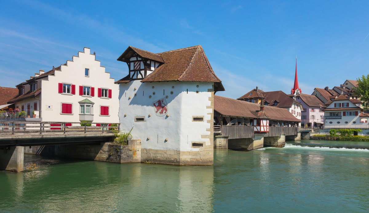 Der Markt erstreckt sich bis auf die Brücke.