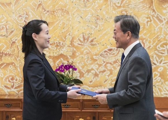 South Korean President Moon Jae-in, right, receives a letter from Kim Yo Jong, North Korean leader Kim Jong Un&#039;s sister, at the presidential house in Seoul, South Korea, Saturday, Feb. 10, 2018.  ...