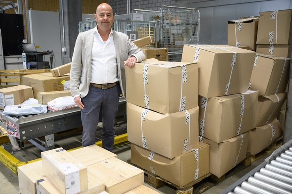 Nils Planzer, CEO de Planzer pose avec des colis de moins de 30kg au Centre Rail de Planzer ce jeudi 27 avril 2023 dans la zone industrielle de Venoge Parc a Penthalaz. Cinq ans apres la mise en servi ...