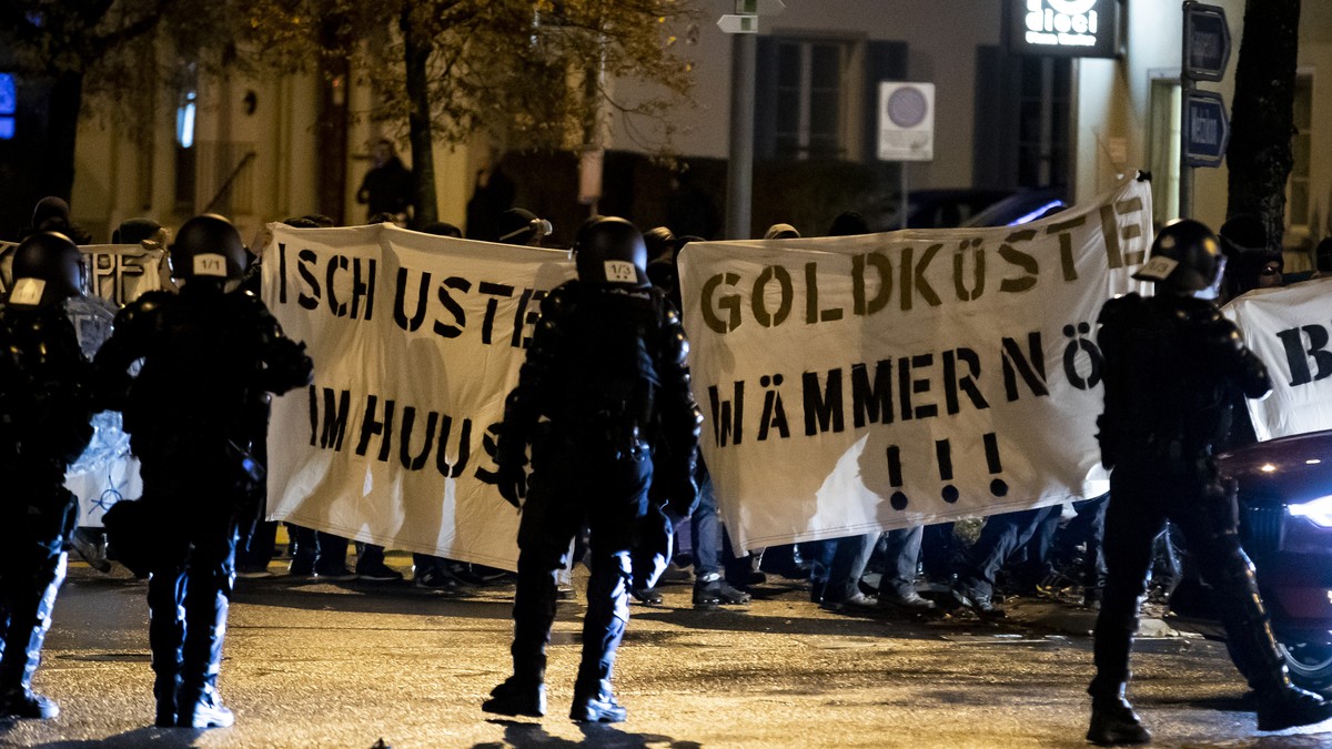 Personen demonstrieren im Vorfeld des Vortrags von Alt-Bundesrat Christoph Blocher zum Thema: '100 Jahre Generalstreik. Ein Dank an Bevoelkerung, Behoerden und Soldaten', am Dienstag, 13. No ...