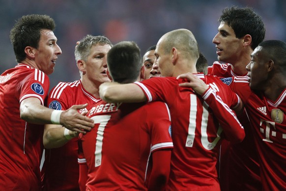 Bayern&#039;s Bastian Schweinsteiger, second left, celebrates with his teammates after scoring the opening goal during the Champions League round of 16 second leg soccer match between FC Bayern Munich ...