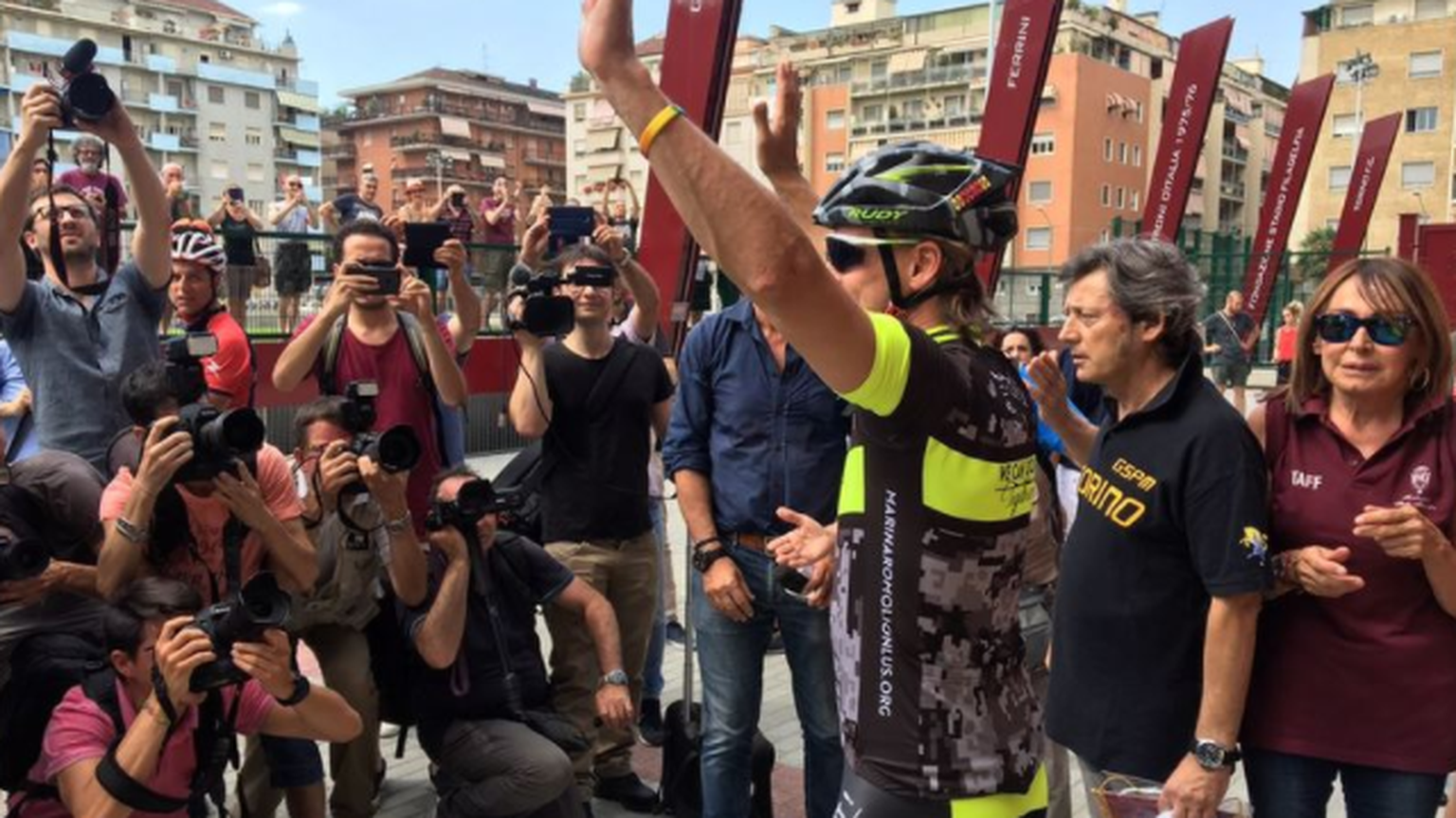 Davide Nicola wird vor dem Stadio Filadelfia in Turin gefeiert.