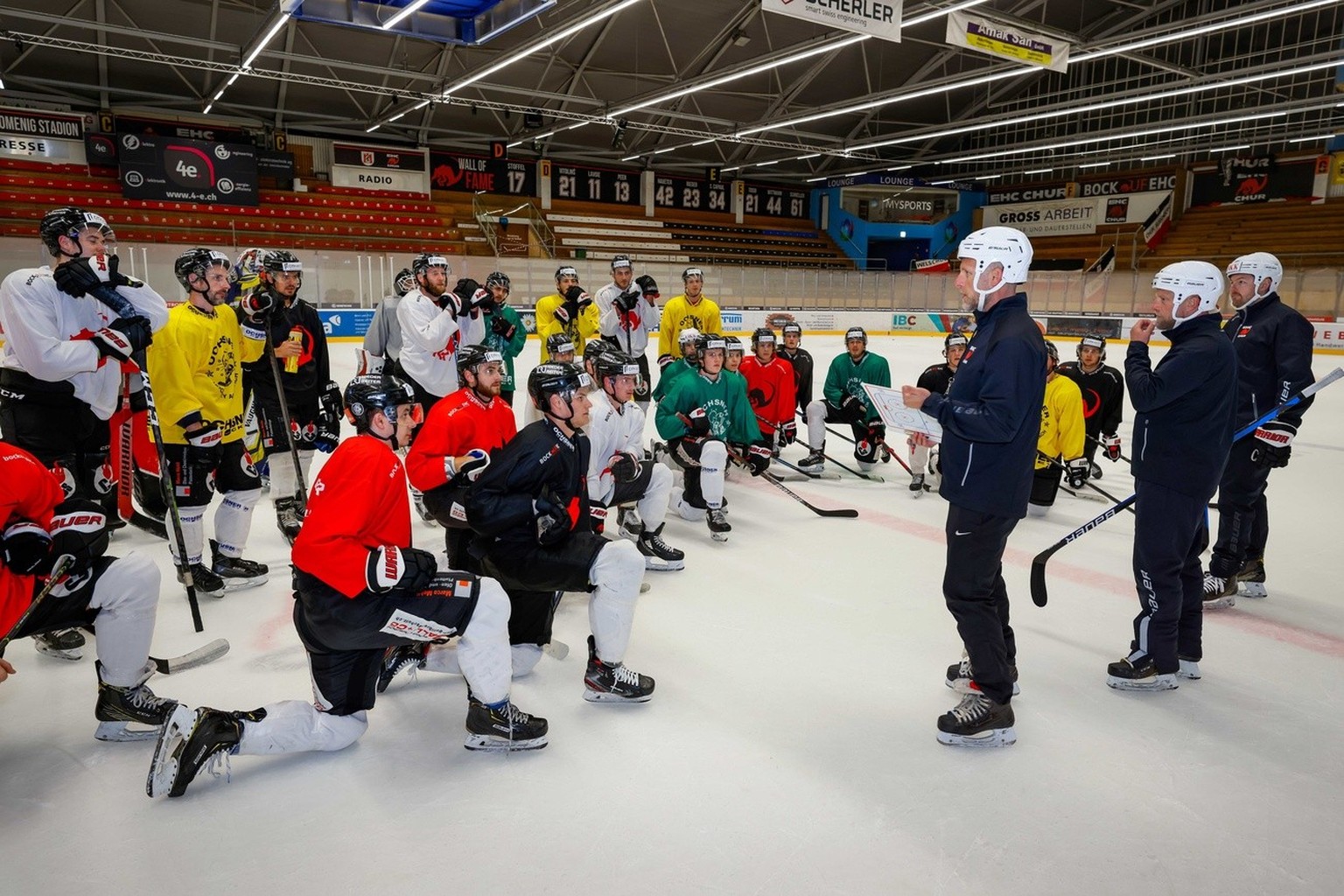 Die ehemaligen Davos Spieler Reto von Arx, 3.v.r., und sein Bruder Jan von Arx, 2.v.r., sowie Assistent Bjoern Gerhard, rechts, bei ihrem 1. Training beim EHC Chur, aufgenommen am Montag, 4. Oktober 2 ...