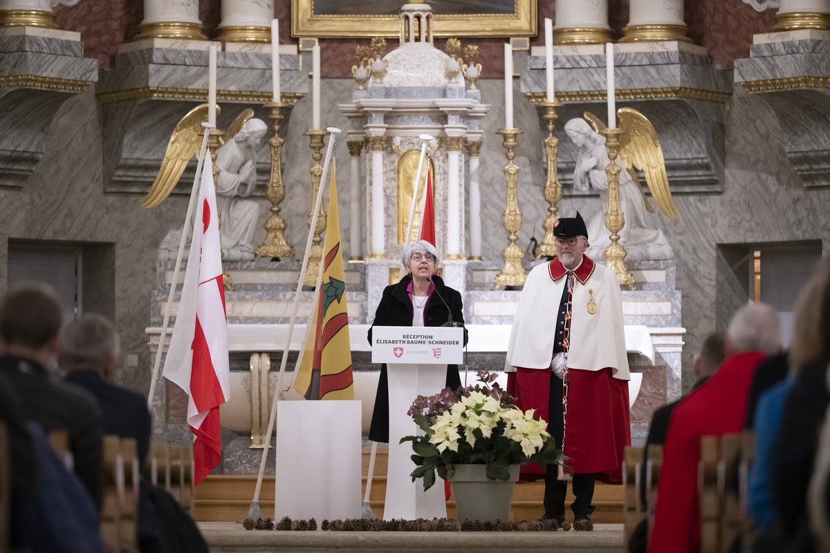 A l'autel pour un discours.