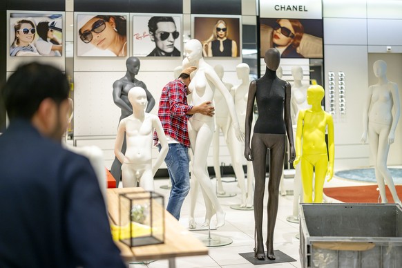 Mitarbeiter stellen Inventar zum Verkauf im Warenhaus Jelmoli aus, am Donnerstag, 27. Februar 2025 in Zuerich. Morgen Freitag oeffnet das Warenhaus Jelmoli an der Zuercher Bahnhofstrasse ein letztes M ...