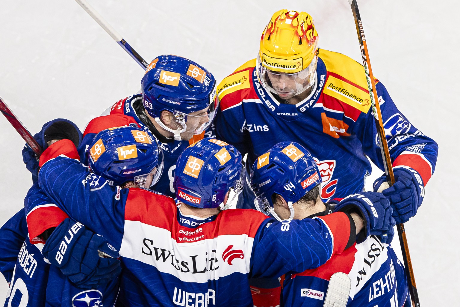 Zuerichs Jesper Froeden, links, jubelt mit PostFinance Top Scorer Derek Grant, rechts, und Teamkollegen nach seinem spielentscheidenden Tor zum 2:1 im Eishockeyspiel der National League zwischen den Z ...